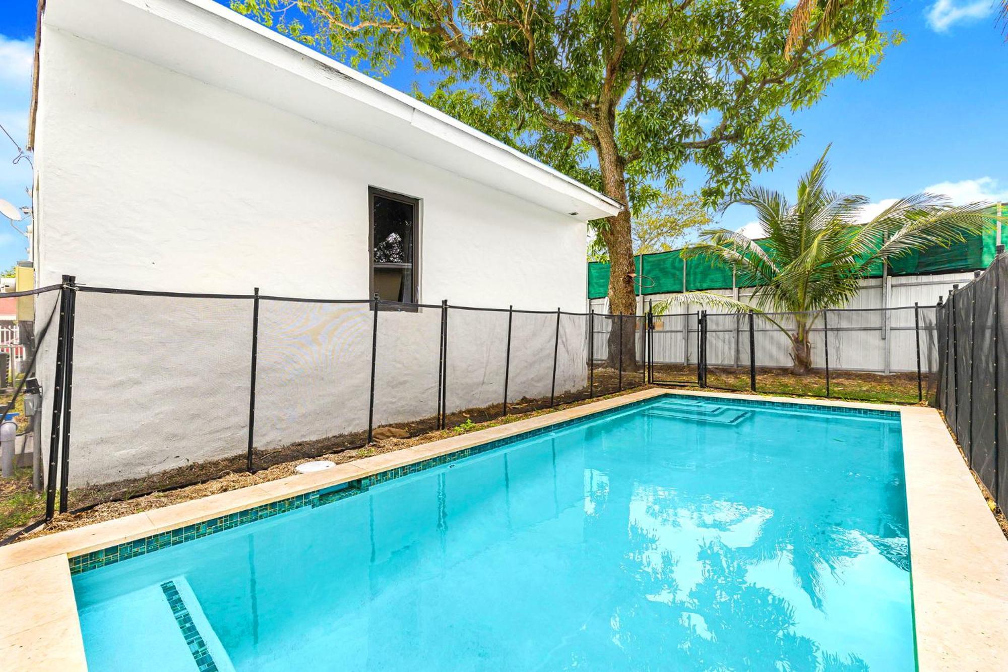 Relaxing Poolside Escape In A Beautiful Miami